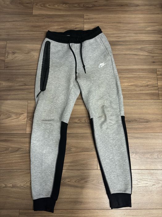 Pantaloni Nike Tech