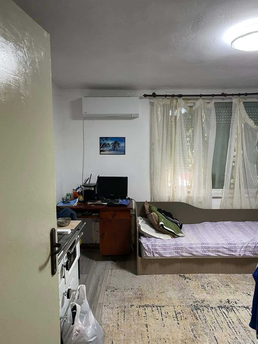 Монолитна къща с гараж с РЗП:240кв.м. с двор от 1462 кв.м.