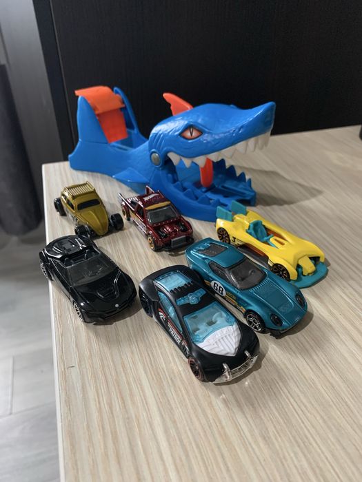 Hot Wheels Shark+ 6 masini