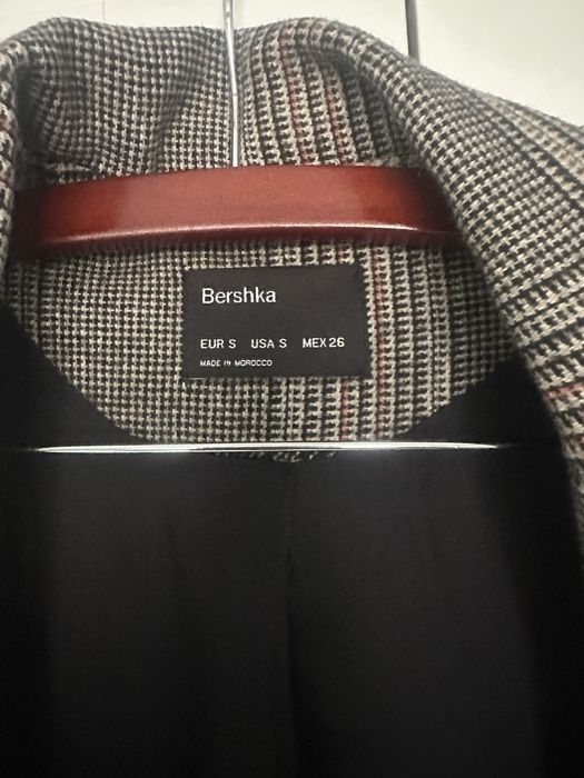 Карирано сако Bershka (размер S) – класически стил