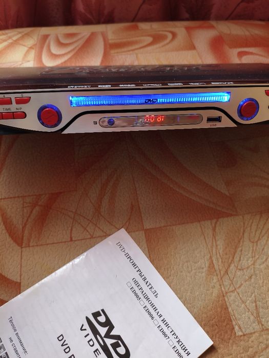 DVD-плеер в рабочем состоянии (за коробку Raffaello)