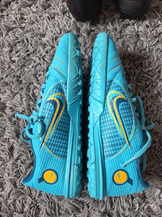 Бутонки adidas, Nike