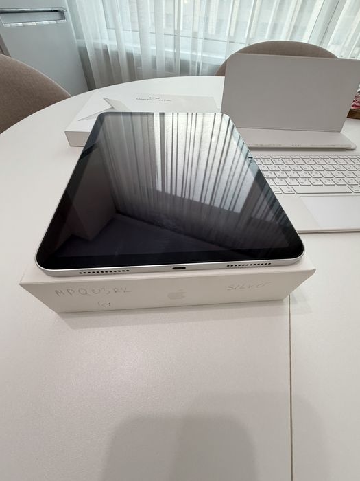 iPad Apple (10th Generation) 64GB планшет+ клавиатура чехол