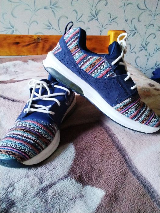 Кроссовки женские