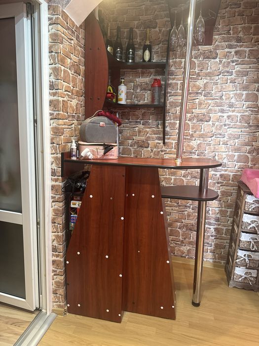 Bar pe colt ideal pentru hol