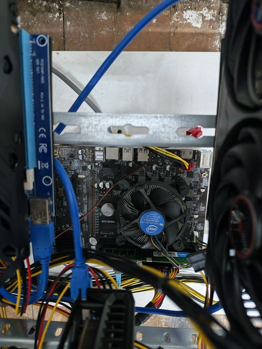 Майнинг риг 10x RX 6600 Pulse Идеален за Солари