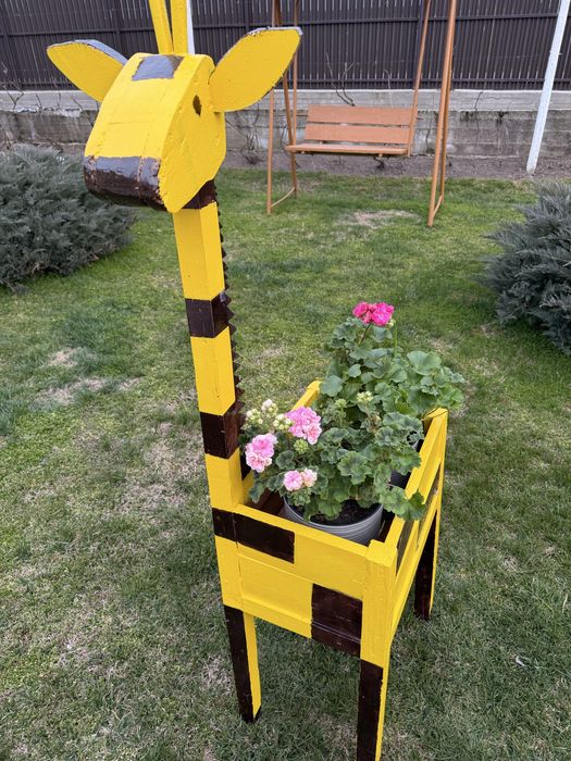 Girafa gigant din lemn personalizata ghiveci flori si decor