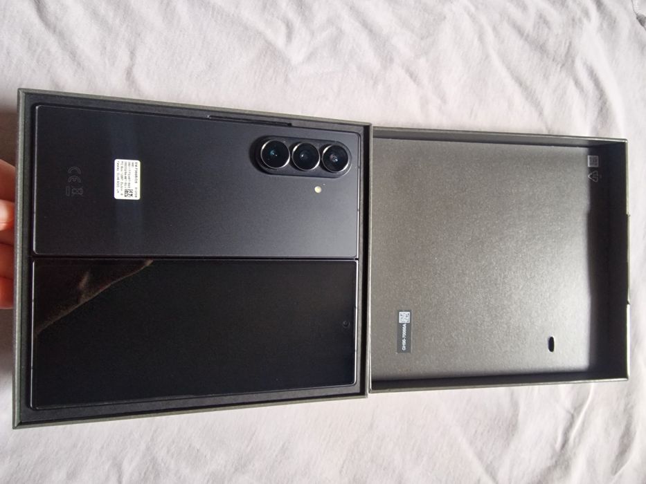 Vand SAMSUNG GALAXY Z FOLD 7 512GB impecabil 10/10 full box, tipla