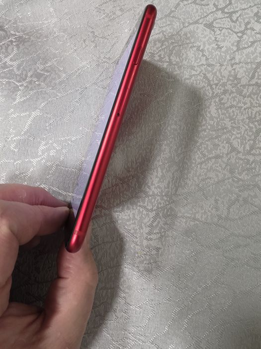 Продавам iPhone SE 2020 с 64GB