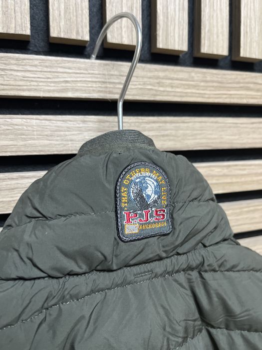 PARAJUMPERS : Дамски елек с пух размер S- М / Оригинал