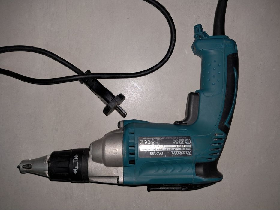 Vând Filetantă Makita și proiectoare LED