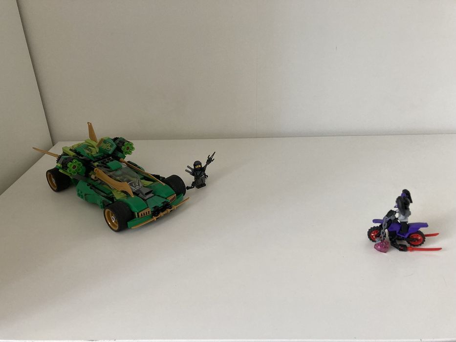 Lego 70641, Кола на героя Лойд, с включени герои.