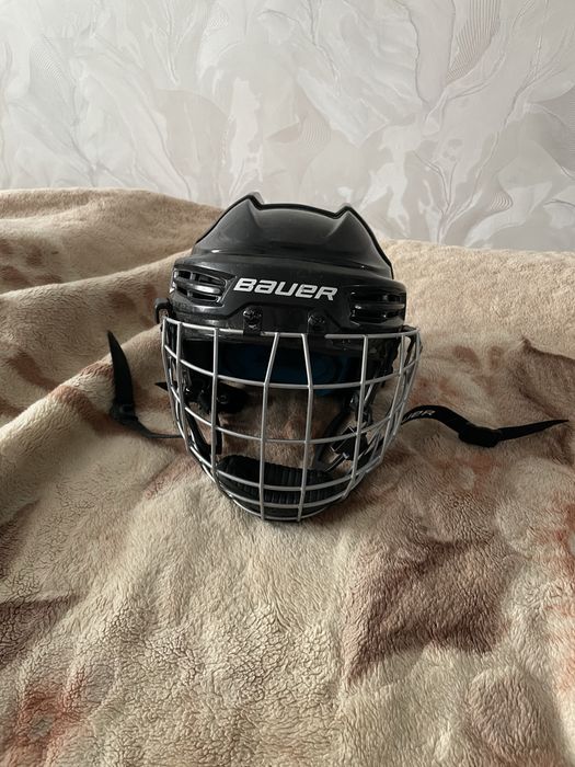 Шлем хоккейный !