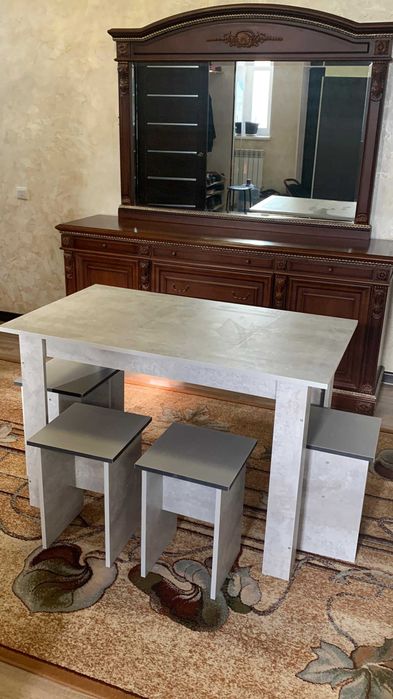 стол + 4 табуреток