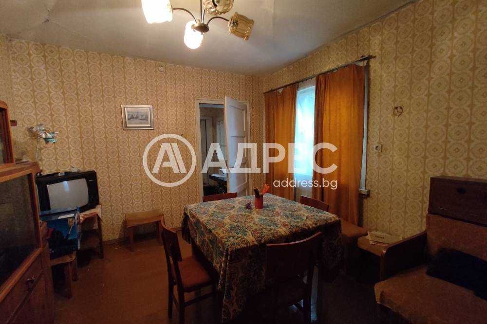 Продава се къща в кв. "Добровски"