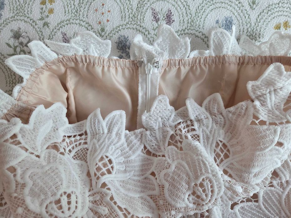 Бяла дантелена рокля М размер