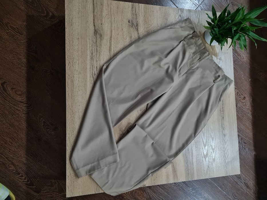 Женские классические брюки бежевого цвета Zara.