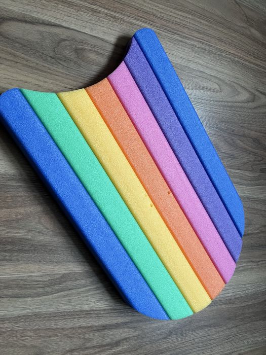 Pluta colorata pentru inot