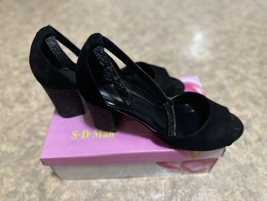 Продам босоножки