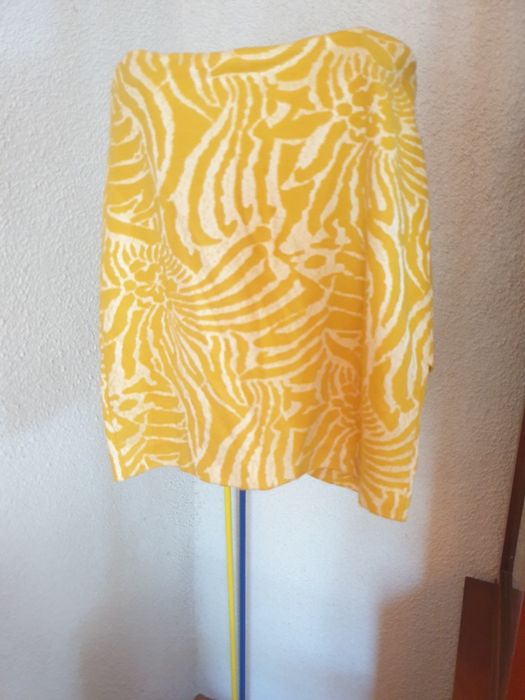 Fusta casual petrecută în față