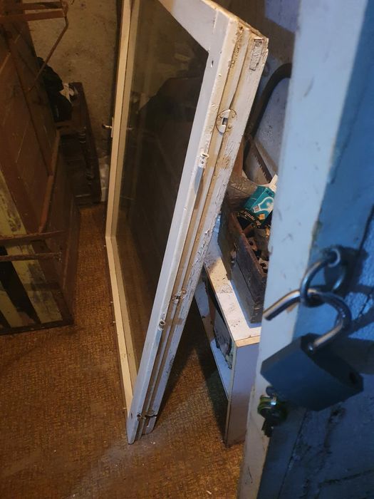 Продавам крило на прозорец