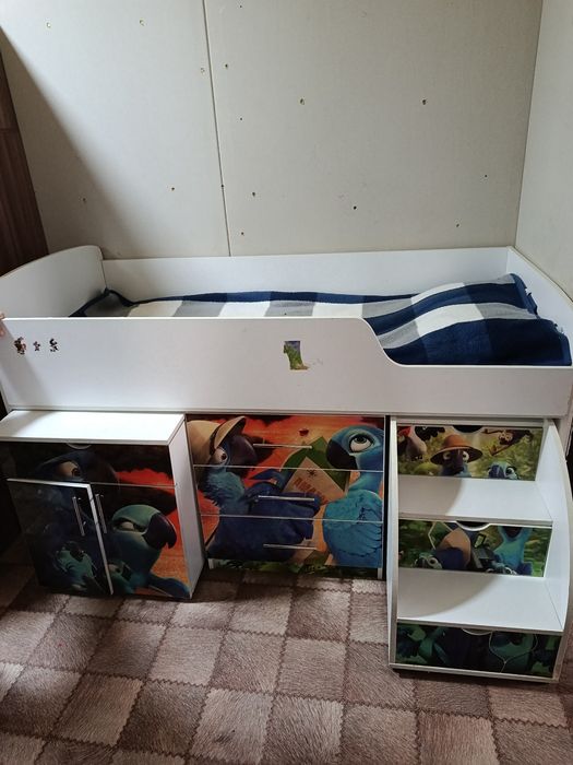 Продам детскую кровать и шкаф