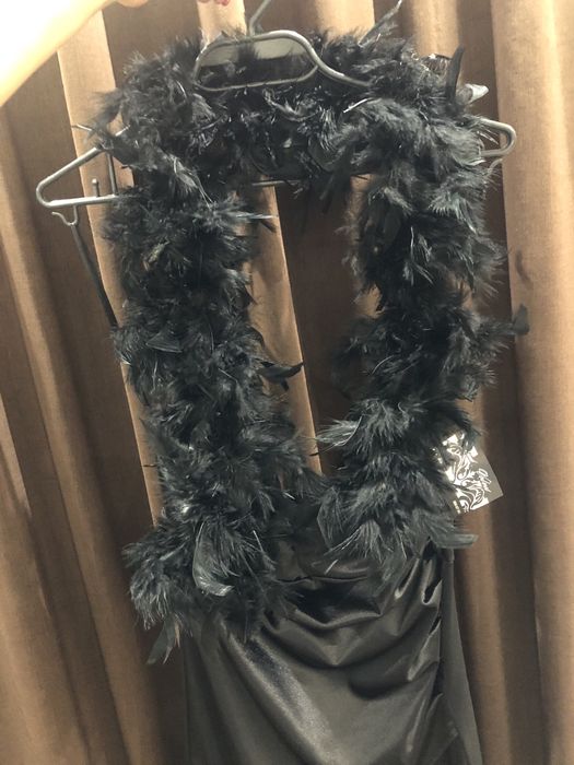 Черна рокля с пера