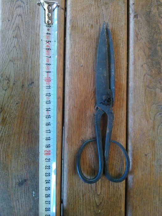 Продавам антикварна кована Българска ножица19 век Малка