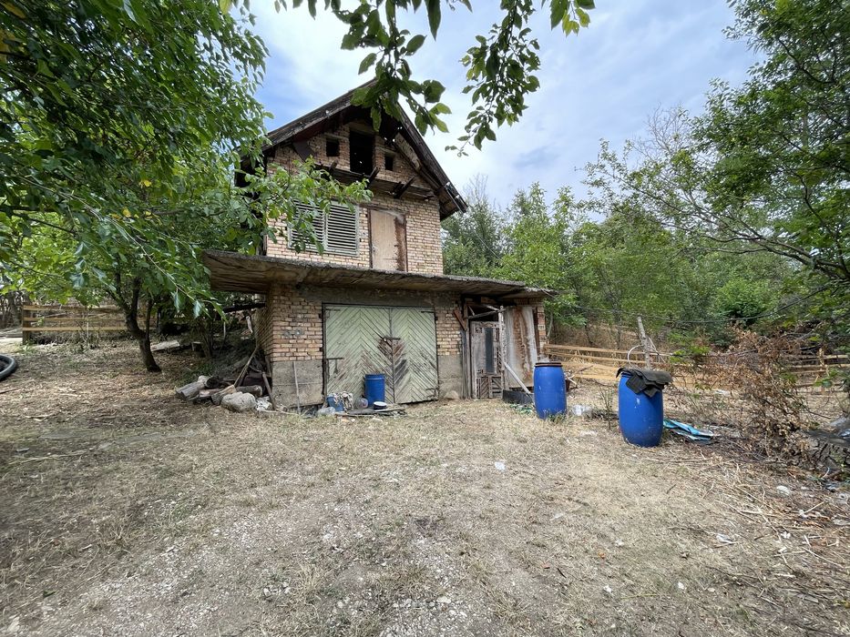 Casa cu  curta 650mp Bulgaria zona frumoasa cu livada