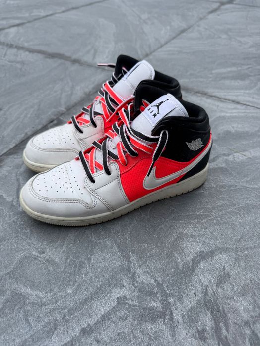 Air Jordan 1 Mid SE “White Infrared” sneakers