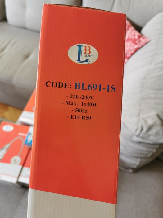 Продавам 5 броя стенна лампа и 4бр крушки