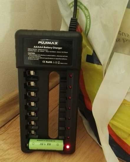 Зарядно за батерии АА и ААА, 8 портово, за 8 броя батерии,домашен уред