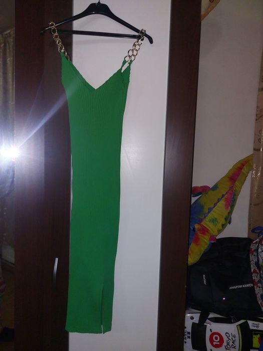 Rochie mulată cu crăpătură jos la picior