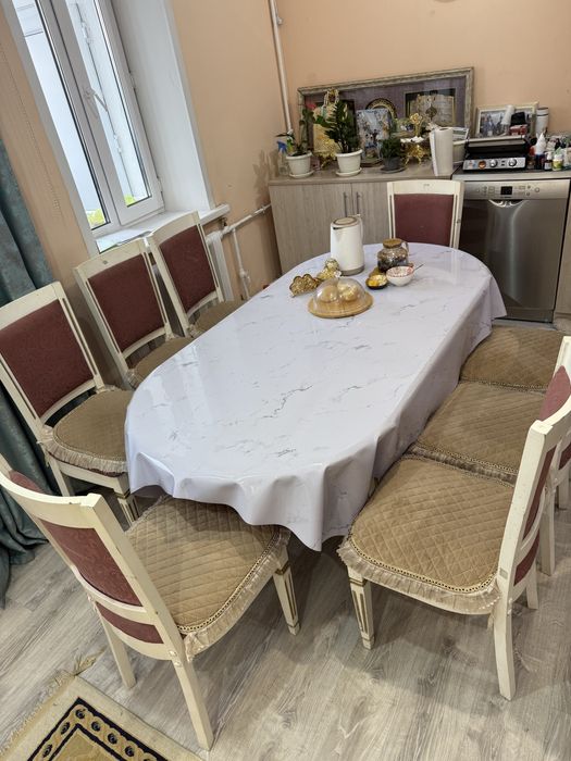 Стол и 8 стулья.