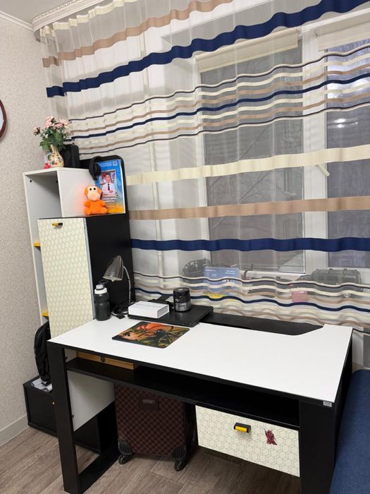 школьный шкаф и парта