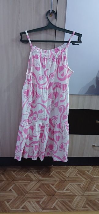 Продам 2 платья на девочку на 10-14 лет