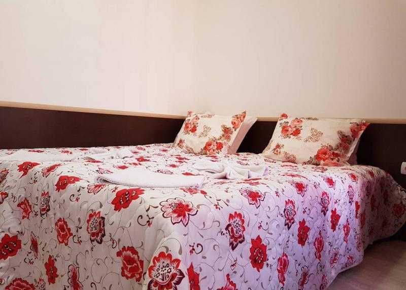 Дава се под наем Тристаен апартамент в Бургас, Лазур - 90 кв.м за 612 € - Снимка #4