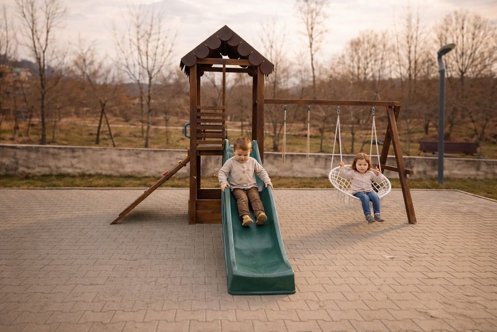 Executam la comanda locuri de joaca pentru copii.