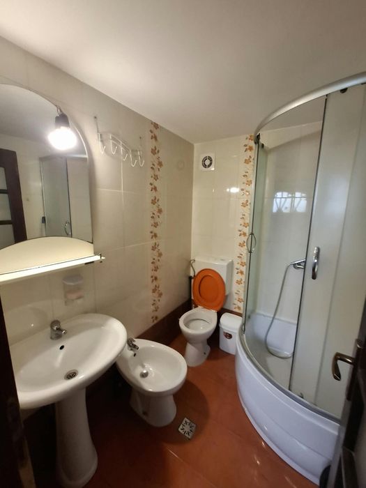 Închiriez garsonieră modernă și spațioasă la curte