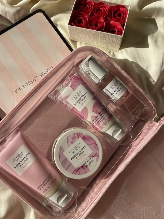 Комплект с несесер и козметика на victoria’s Secret