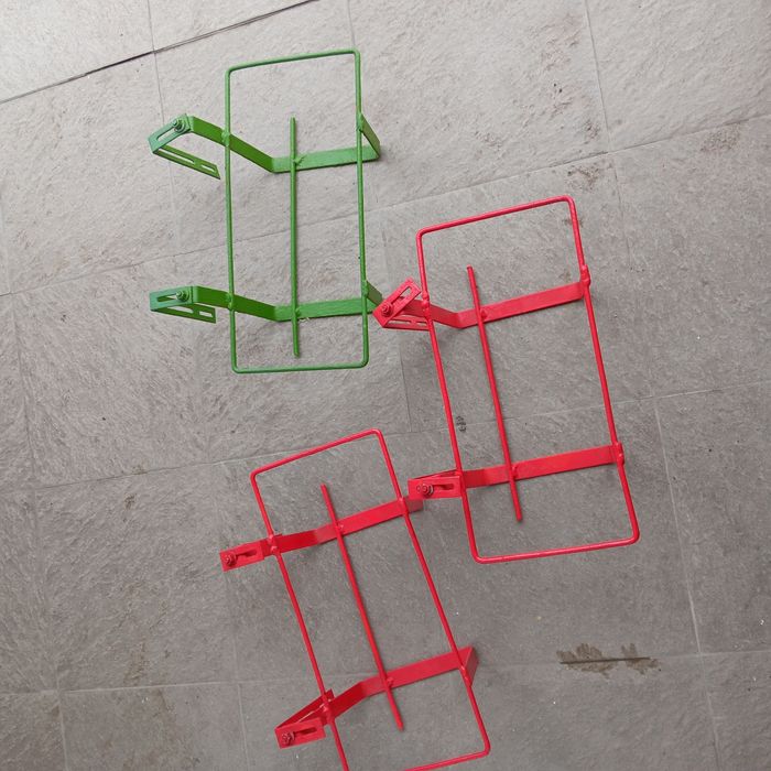 Vand 3 buc. suport pentru jardiniera