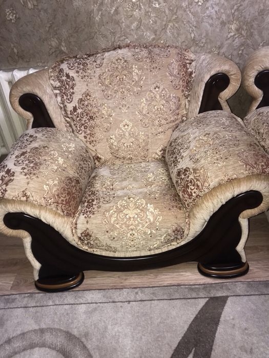 Срочно продам шикарный диван