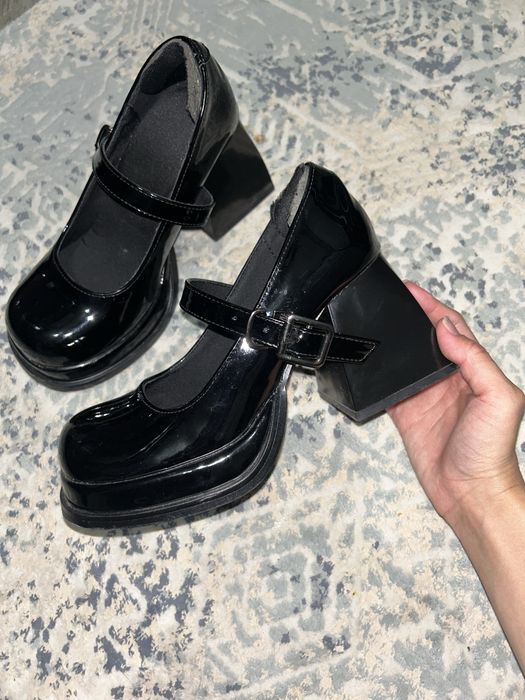 Продам совсем новые каблуки (обувь) 32-33 размера