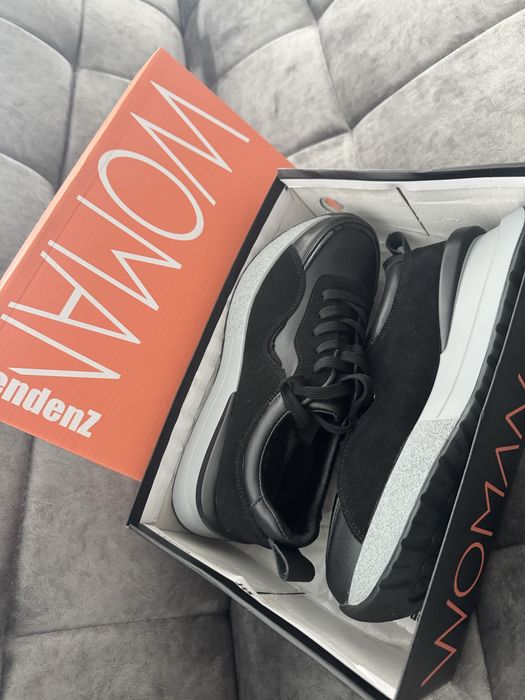 Дамски маратонки удобни и много леки .Тенденц 38 номер