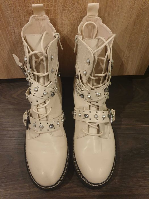 Модерни боти слонова кост Stradivarius