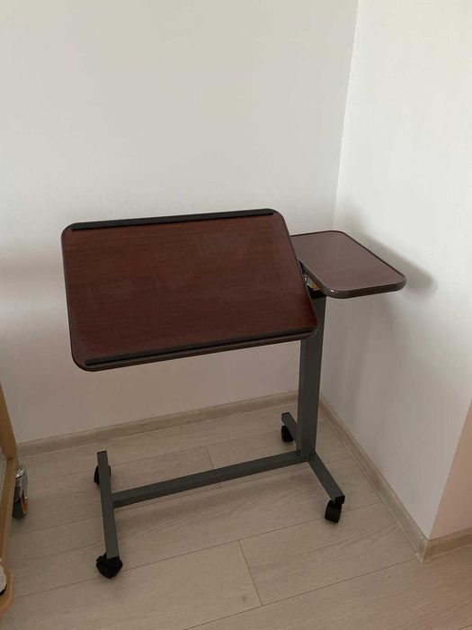 Masă de servit la pat cu roți și blat reglabil, stare excelentă