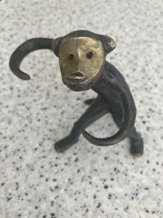 Продам чугунную статуэтку обезьянки