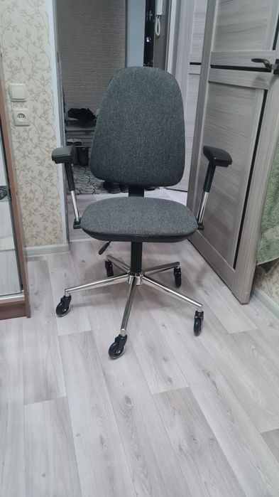 Офисное кресло  серого цвета