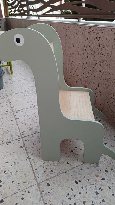 Детско столче динозавър.