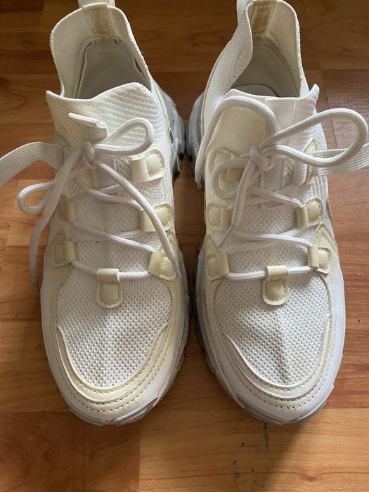 Adidasi albi comozi